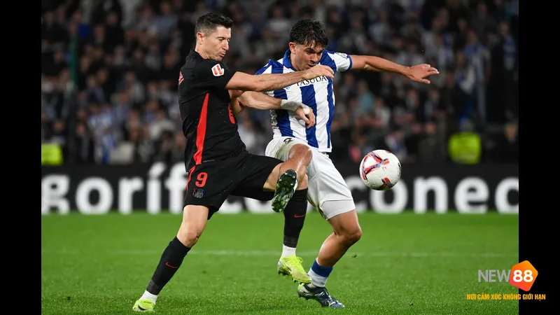 Cầu thủ Barca vượt qua hậu vệ Real Sociedad với tốc độ và sự linh hoạt Cầu thủ Barca vượt qua hậu vệ Real Sociedad với tốc độ và sự linh hoạt
