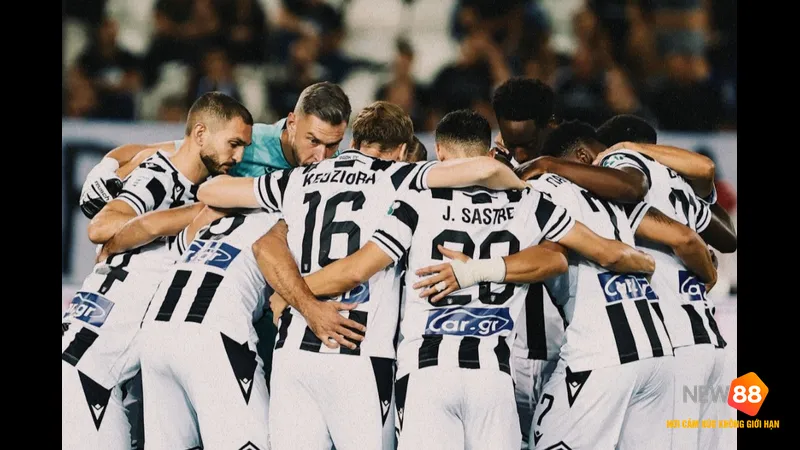 Cầu thủ PAOK với bóng trước hàng phòng thủ của Maccabi Tel Aviv Cầu thủ PAOK với bóng trước hàng phòng thủ của Maccabi Tel Aviv