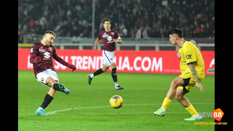 Cầu thủ Parma với sự quyết tâm vượt qua hậu vệ Torino trên sân cỏ Cầu thủ Parma với sự quyết tâm vượt qua hậu vệ Torino trên sân cỏ
