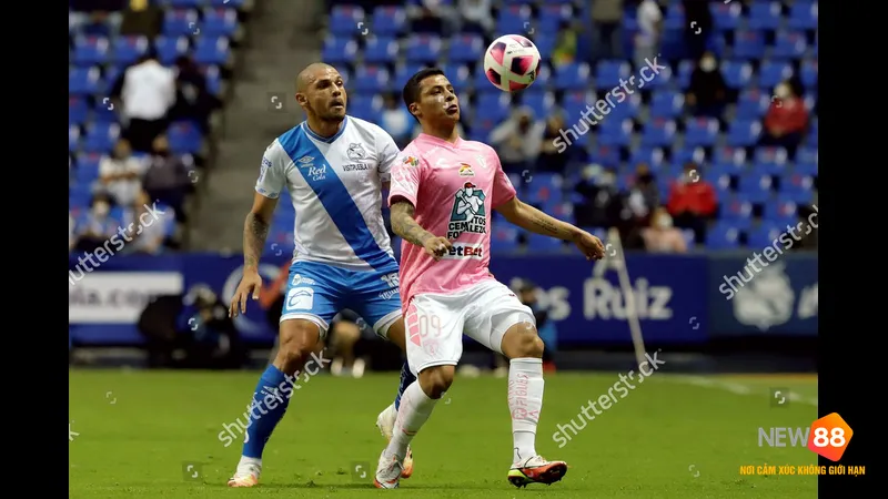 Một cầu thủ của Puebla và Pachuca tranh chấp bóng trên sân Một cầu thủ của Puebla và Pachuca tranh chấp bóng trên sân